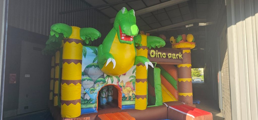 Dino Hüpfburg Verleih Mieten Hüpfburgen Huepfburgen bouncy castles Wunder Event WunderEvent Party Geburtstag Slushi Popcorn Event Feier7