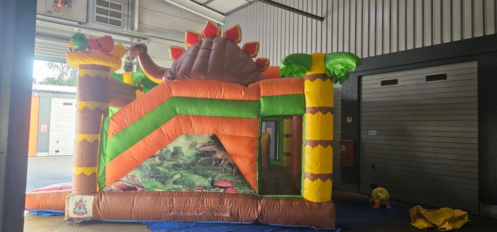 Dino Hüpfburg Verleih Mieten Hüpfburgen Huepfburgen bouncy castles Wunder Event WunderEvent Party Geburtstag Slushi Popcorn Event Feier9
