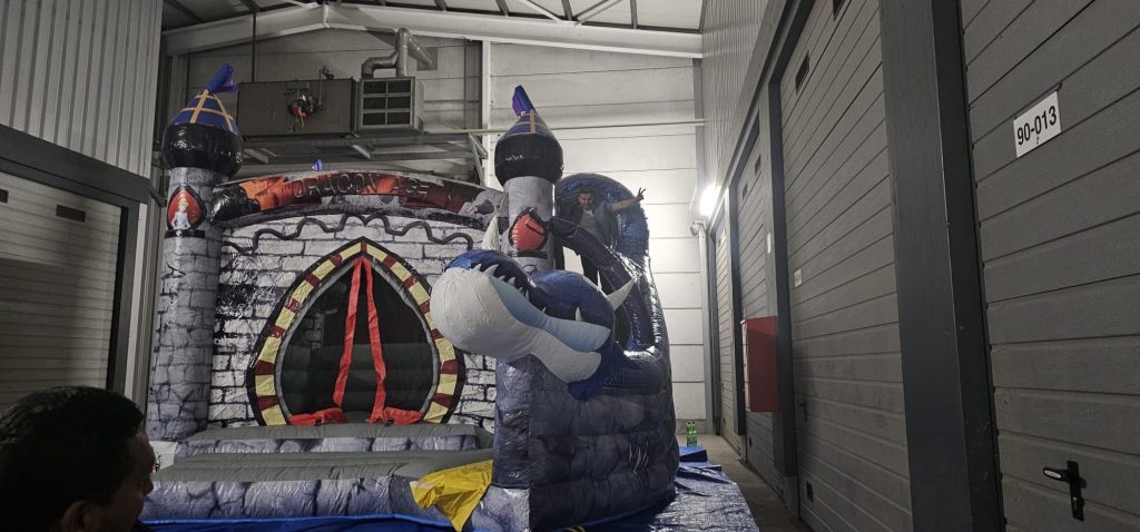 Drachen Hüpfburg Verleih Mieten Hüpfburgen Huepfburgen bouncy castles Wunder Event WunderEvent Party Geburtstag Slushi Popcorn Event Feier8