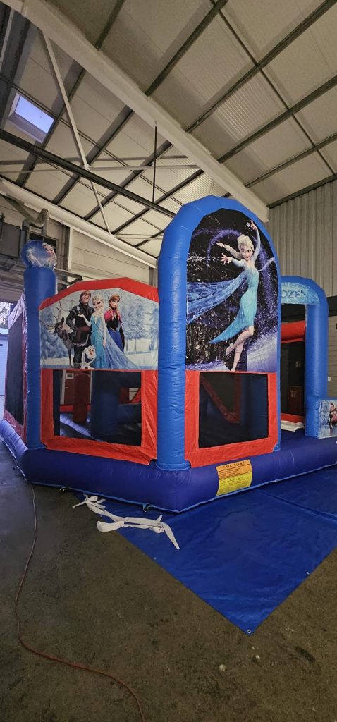 Elsa Hüpfburg Verleih Mieten Hüpfburgen Huepfburgen bouncy castles Wunder Event WunderEvent Party Geburtstag Slushi Popcorn Event Feier4