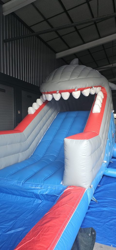 Hai Wasserrutsche Hüpfburg Verleih Mieten Hüpfburgen Huepfburgen bouncy castles Wunder Event WunderEvent Party Geburtstag Slushi Popcorn Event Feier