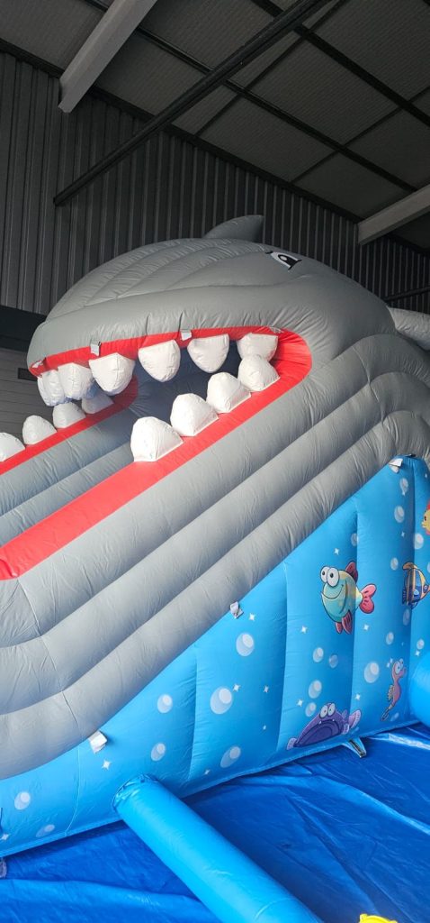 Hai Wasserrutsche Hüpfburg Verleih Mieten Hüpfburgen Huepfburgen bouncy castles Wunder Event WunderEvent Party Geburtstag Slushi Popcorn Event Feier8