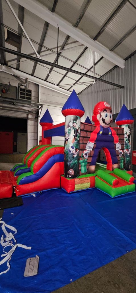 Mario Hüpfburg Verleih Mieten Hüpfburgen Huepfburgen bouncy castles Wunder Event WunderEvent Party Geburtstag Slushi Popcorn Event Feier2