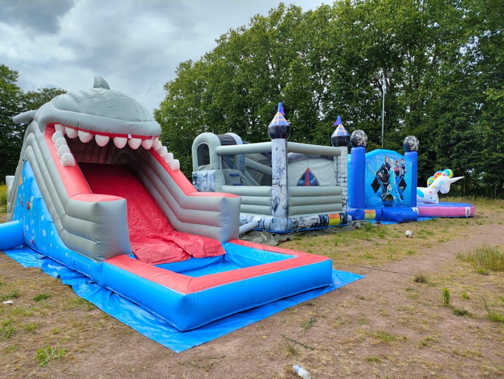 Hai Wasserrutsche Hüpfburg Verleih Mieten Hüpfburgen Huepfburgen bouncy castles Wunder Event WunderEvent Party Geburtstag Slushi Popcorn Event Feier12